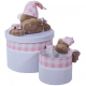 Contenedor redondo forrado de tela blanca y rosa. Con peluche de adorno. Dos modelos y tamaños diferentes